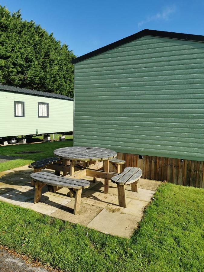 Woofles Luxury Caravan At Knaresborough Lido ภายนอก รูปภาพ